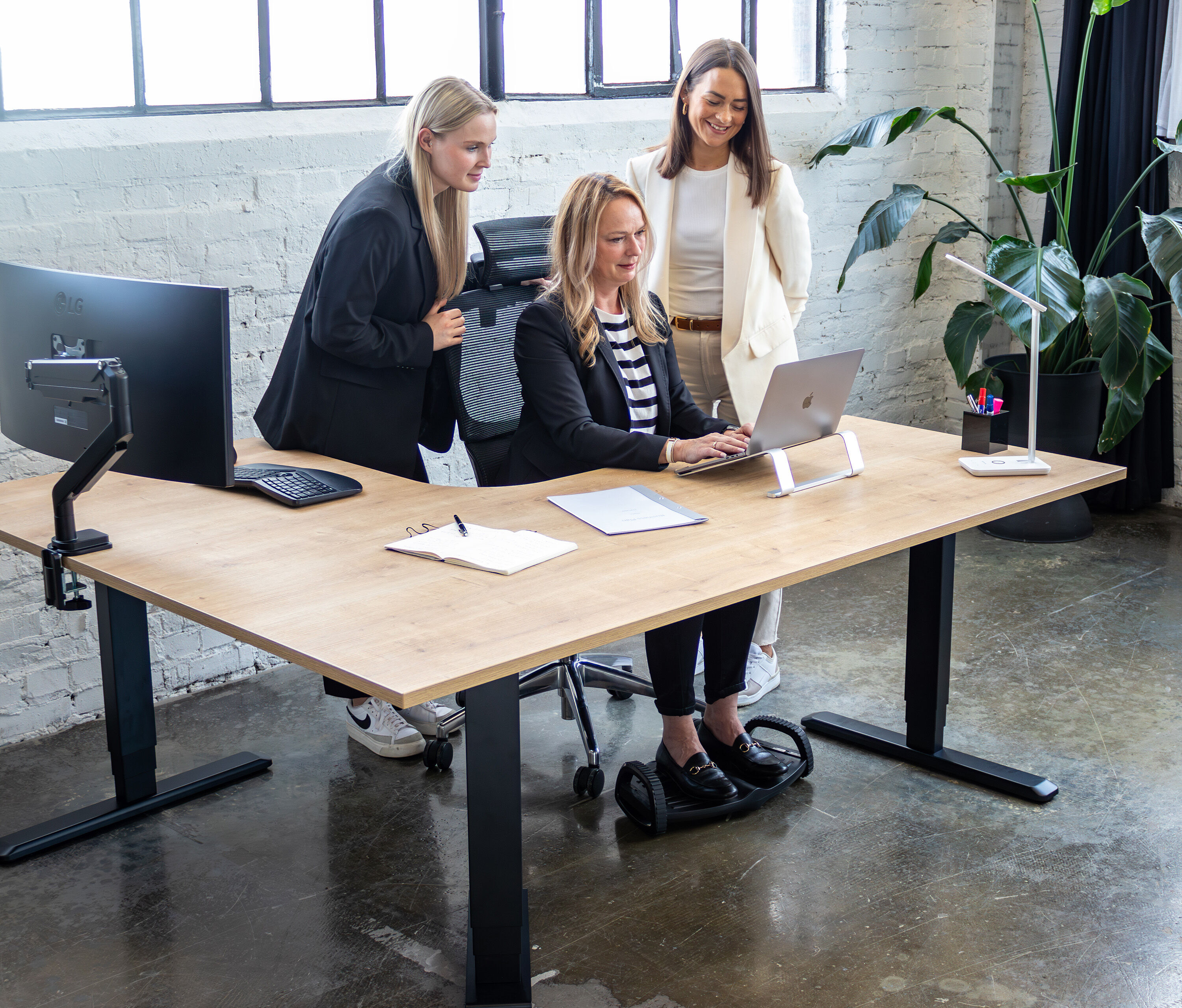 Scrivania angolare PRIMUS, Telaio Bianco, Piano 1800/800 x 1780/800 Faggio