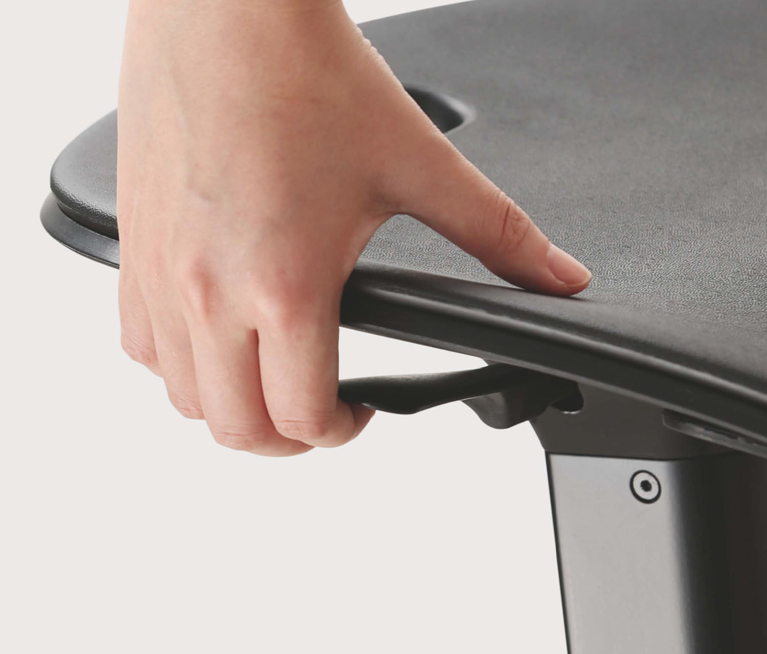 Sgabello ergonomico per lavorare seduti e in piedi